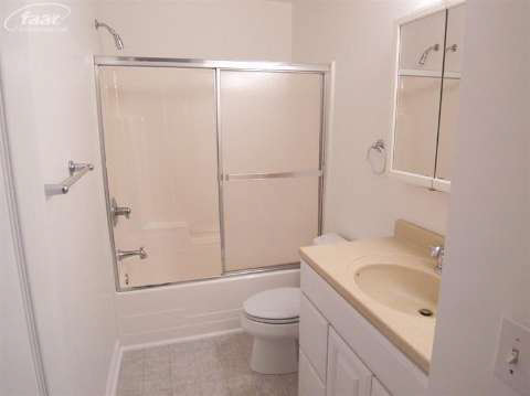 5239 West Carpenter Road Flint, MI 48504 - Photo 7 of 16 20403149-6.JPG
