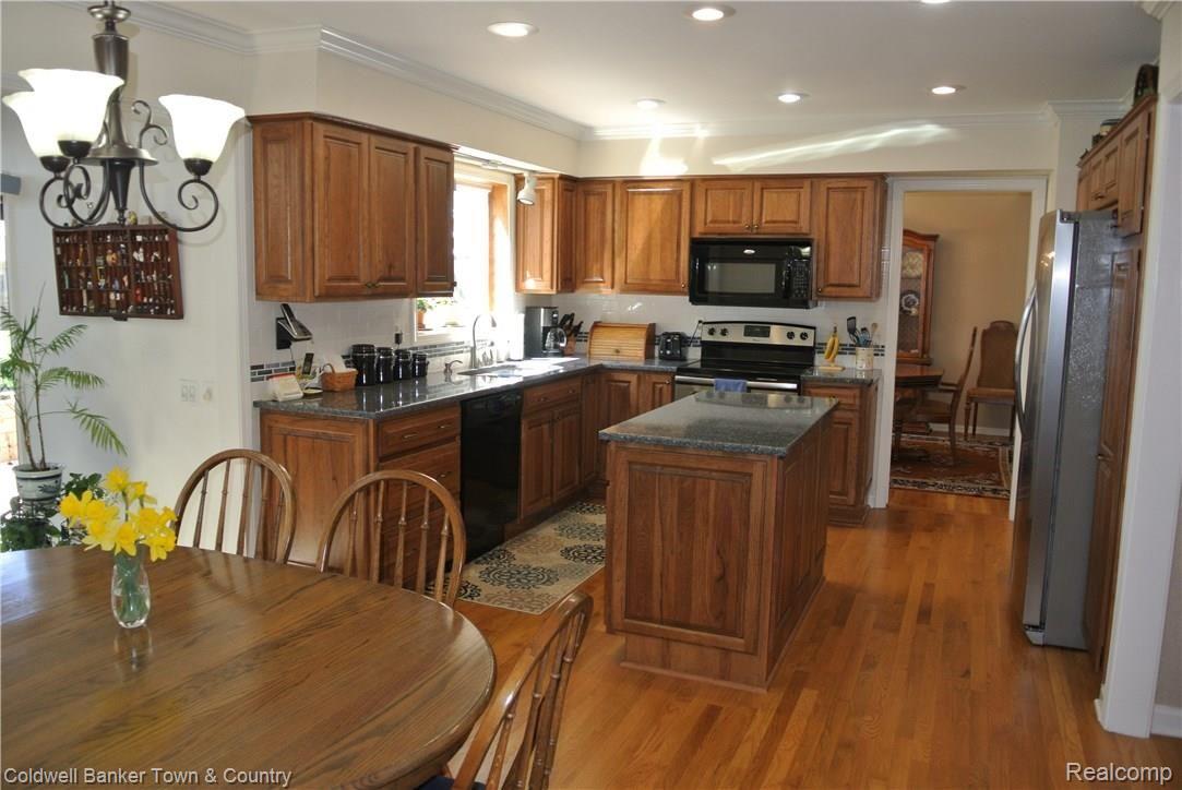 42463 Waterfall Road Northville, MI 48168 - Photo 2 of 28 DSC_5906.JPG