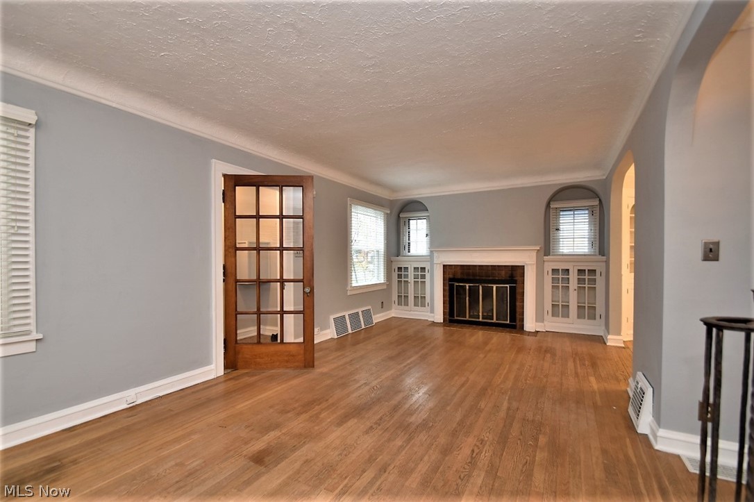 2184 Barrington Road Cleveland, OH 44118 - Photo 2 of 11 LR
