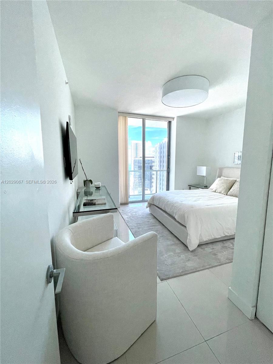 79 Southwest 12th Street, Unit 2407S Miami, FL 33130 - Photo 5 of 39
