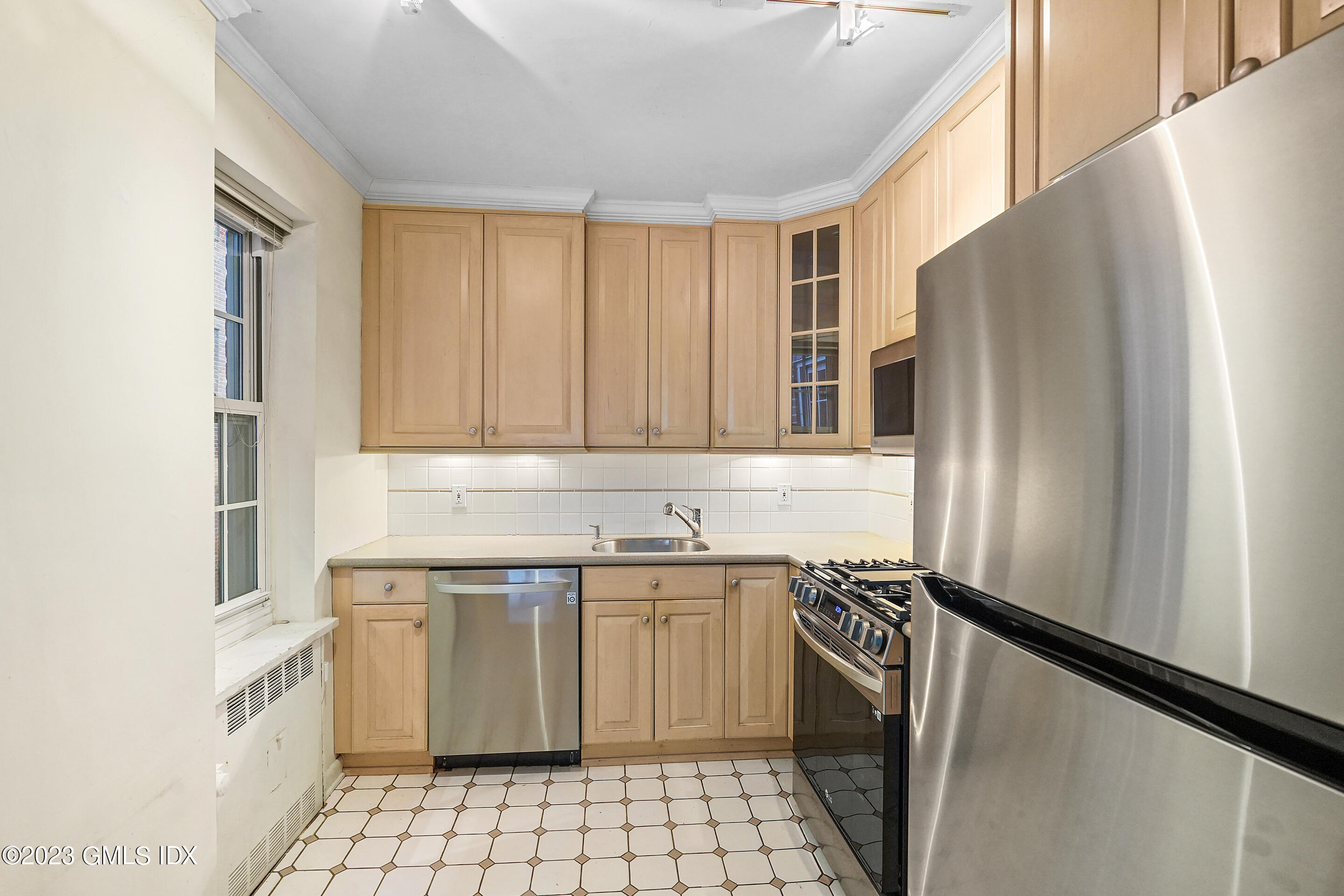 20 Church Street, Unit B35 Greenwich, CT 06830 - Photo 6 of 16 a kitchen with a sink stove and refrigerator
