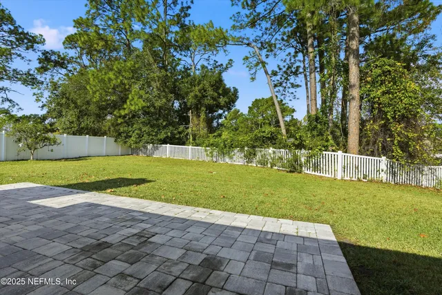 a view of yard with green space