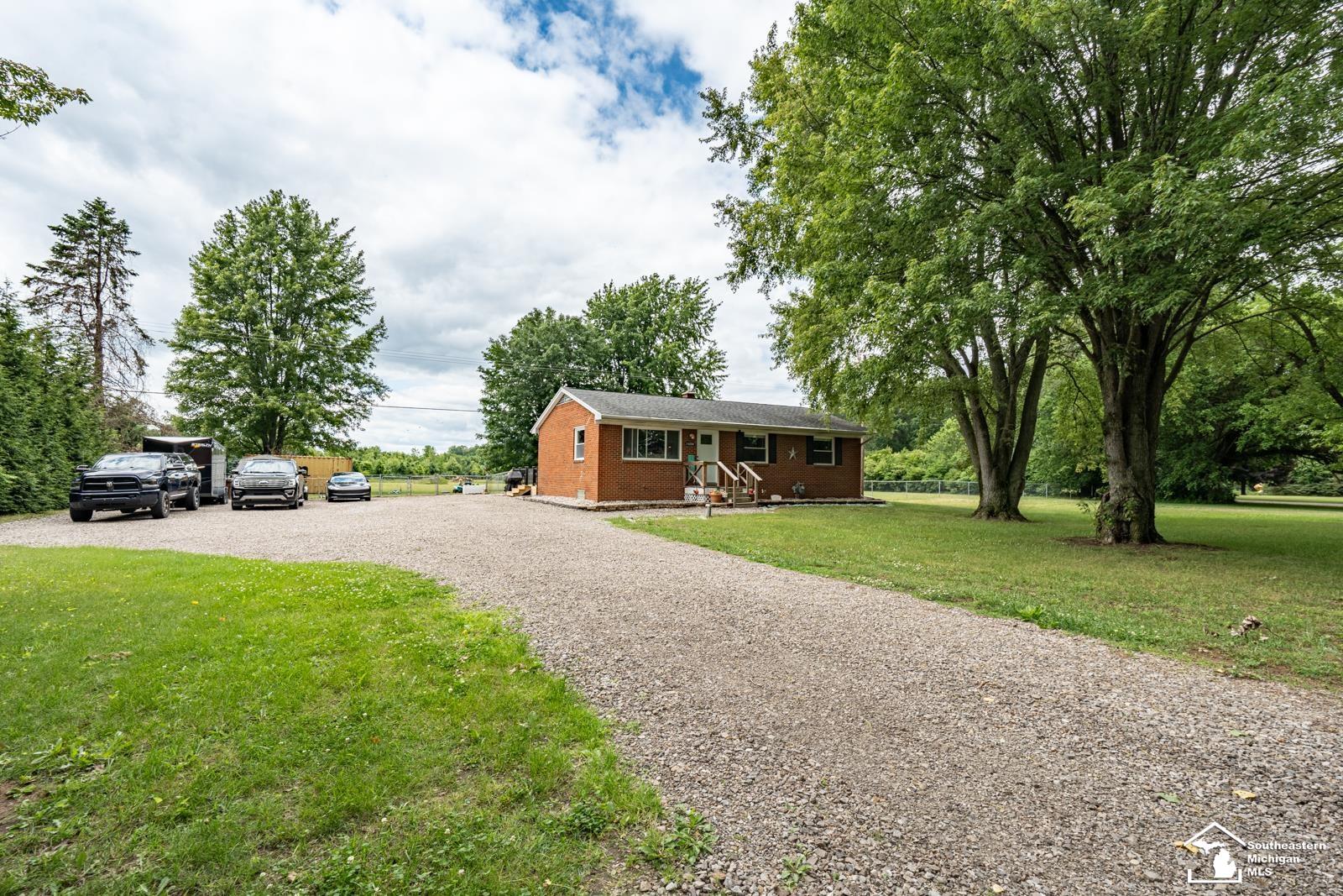 14454 Dixon Road Dundee, MI 48131 - Photo 3 of 33