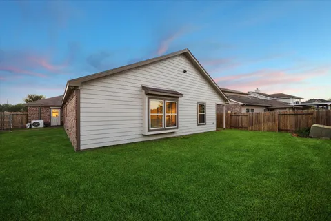 a view of a house with backyard