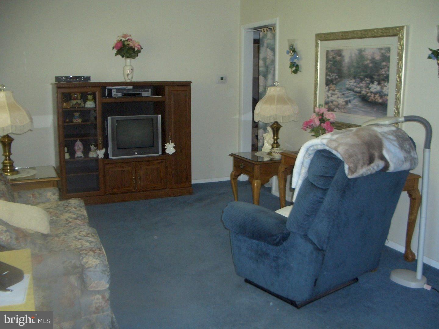 100 Loller Road Hatboro, PA 19040 - Photo 3 of 11 Living Room