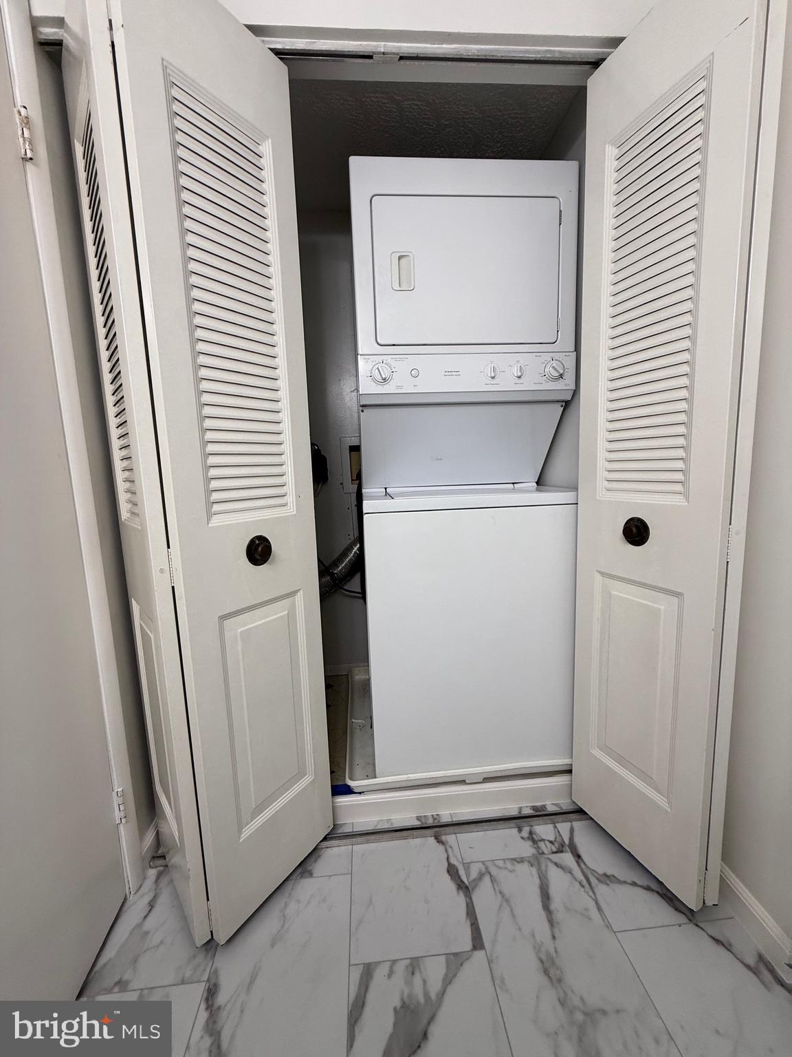 19445 Breezedale Lane Germantown, MD 20876 - Photo 7 of 16 a utility room with dryer and washer