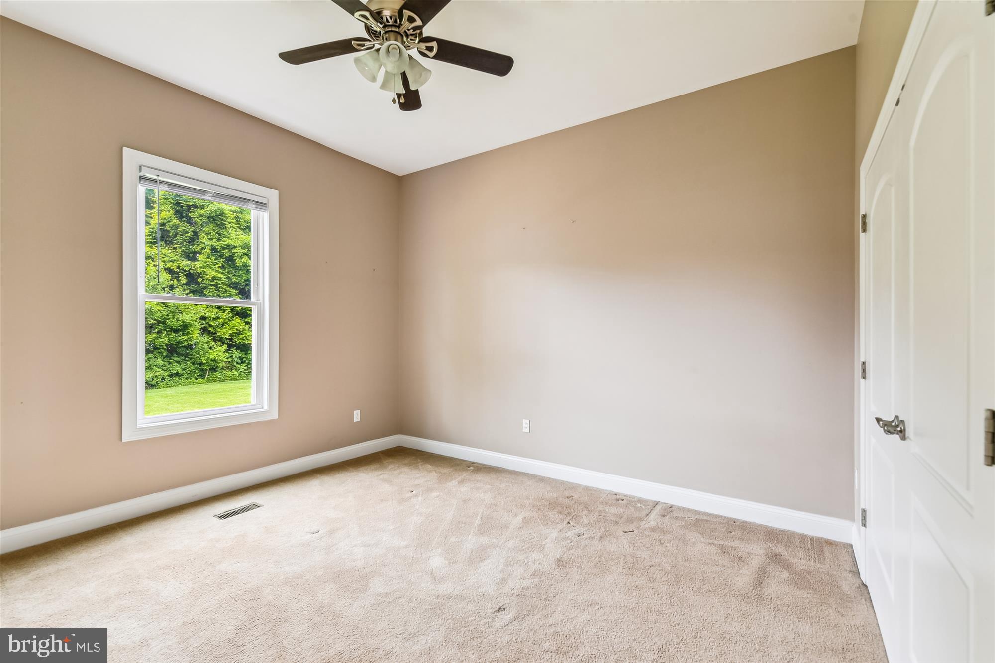 222 Wicklow Road Glen Burnie, MD 21061 - Photo 26 of 39 an empty room with a window