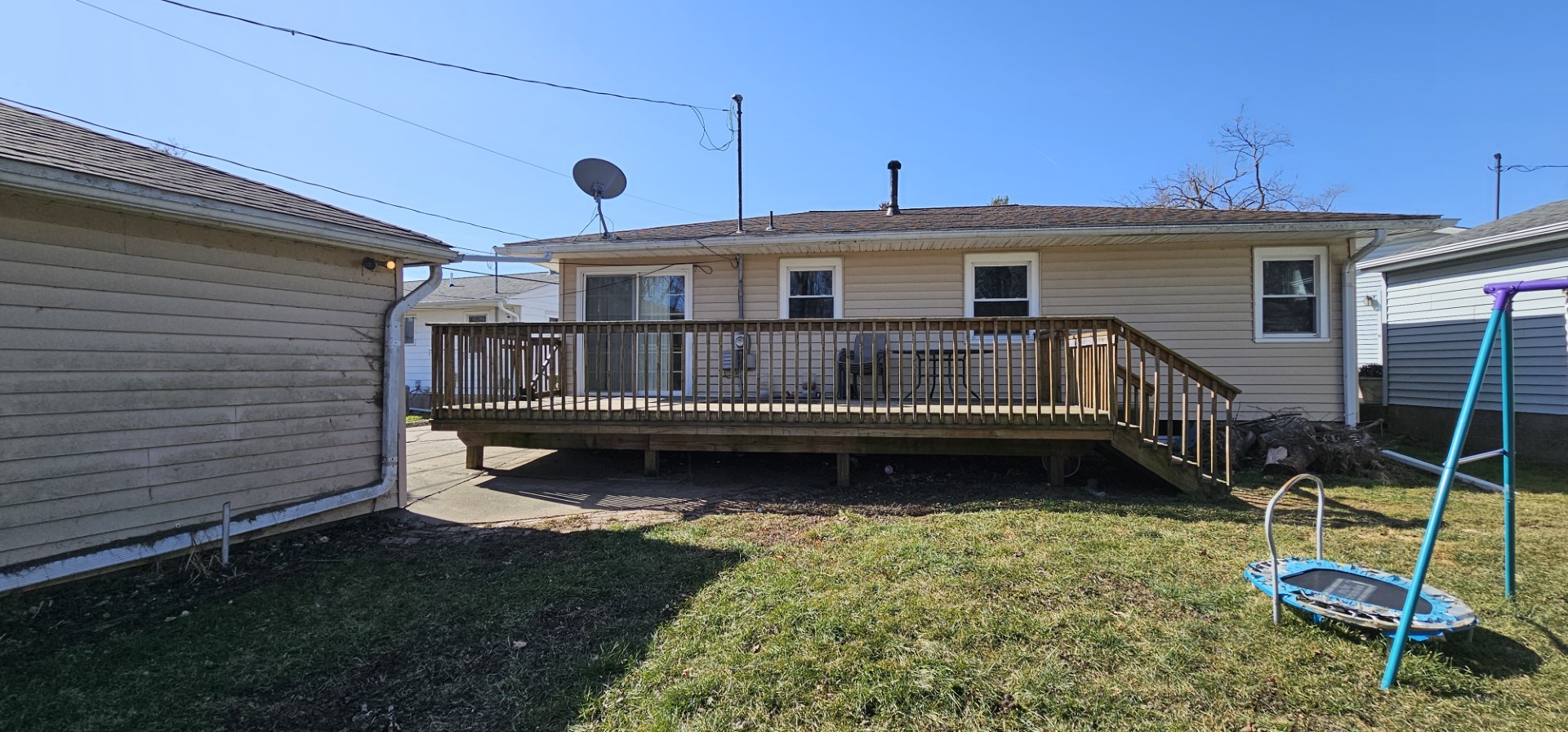 2919 Meadowbrook Drive Clinton, IA 52732 - Photo 12 of 12 a front view of a house with a yard