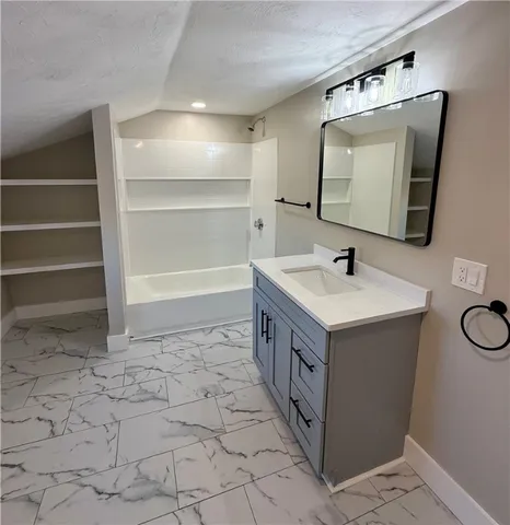 $2,800 | 28 Kitchener Street, Tiverton, RI 02878