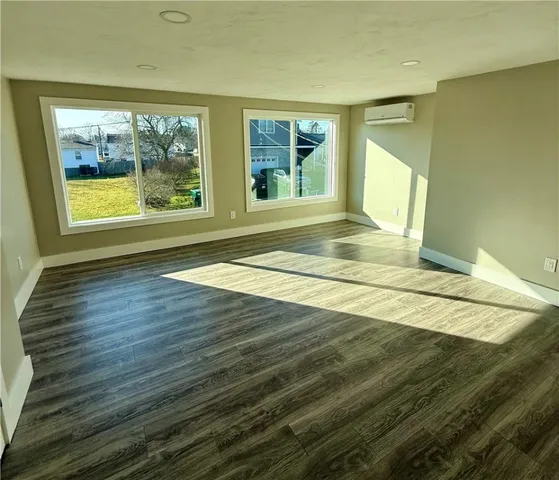 $2,800 | 28 Kitchener Street, Tiverton, RI 02878