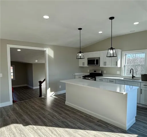 $2,800 | 28 Kitchener Street, Tiverton, RI 02878