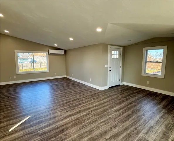 $2,800 | 28 Kitchener Street, Tiverton, RI 02878