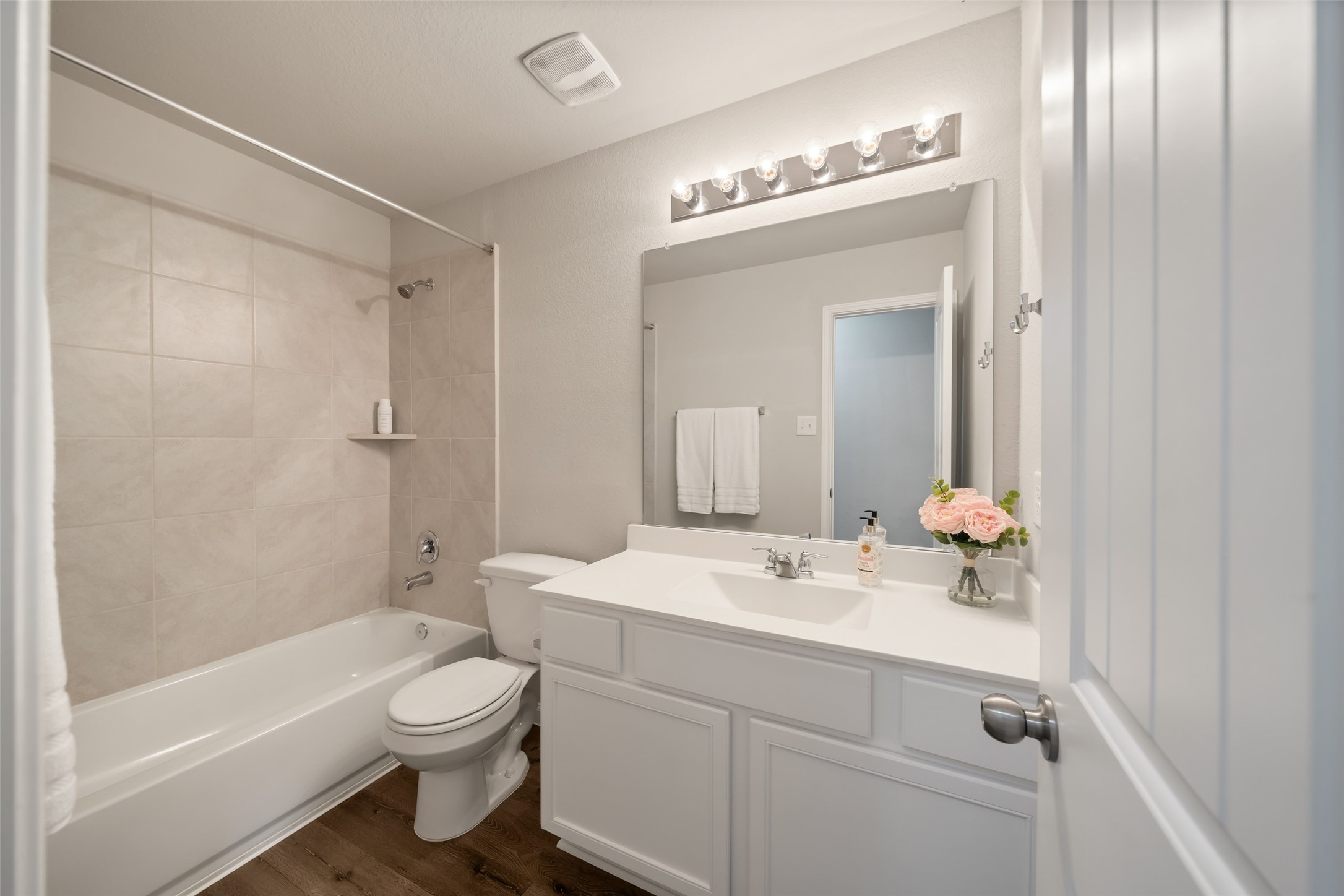 3628 Cub Drive Conroe, TX 77301 - Photo 27 of 32 Another fresh & beautiful full bathroom upstairs with pretty, tiled shower/tub combo.