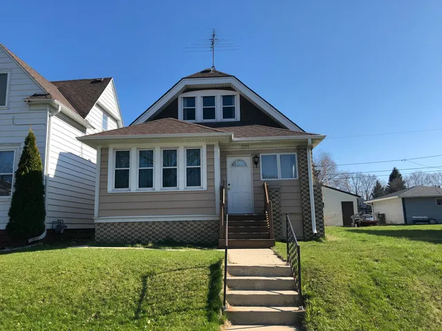 $1,100 | 3647 East Munkwitz Avenue, Unit UPPR, Cudahy, WI 53110