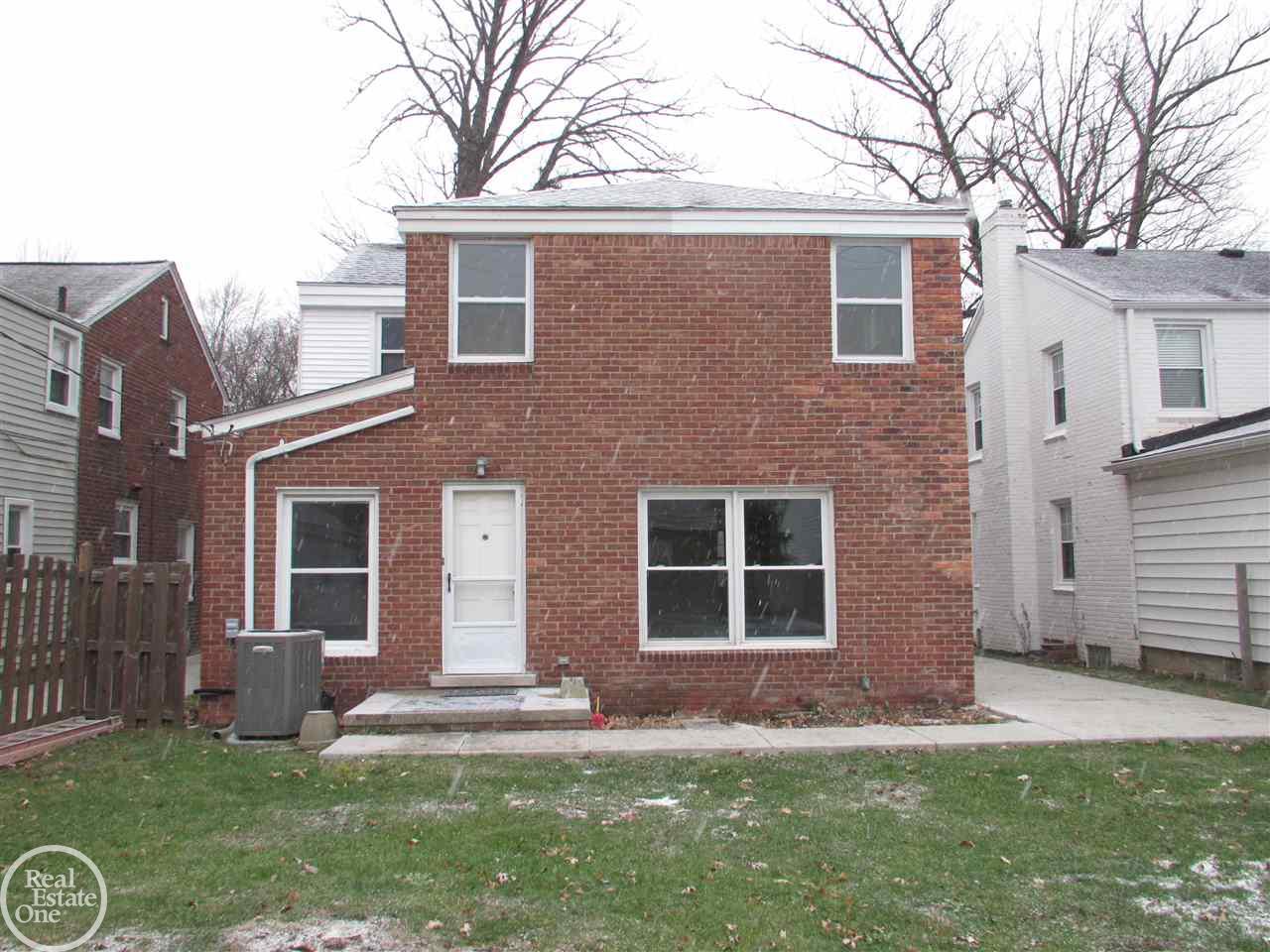 1323 Hampton Road Grosse Pointe Woods, MI 48236 - Photo 6 of 40
