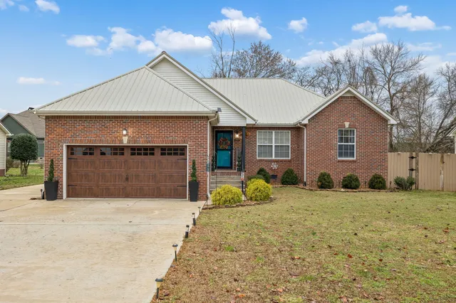 $309,900 | 196 Brookfield Circle, Winchester, TN 37398