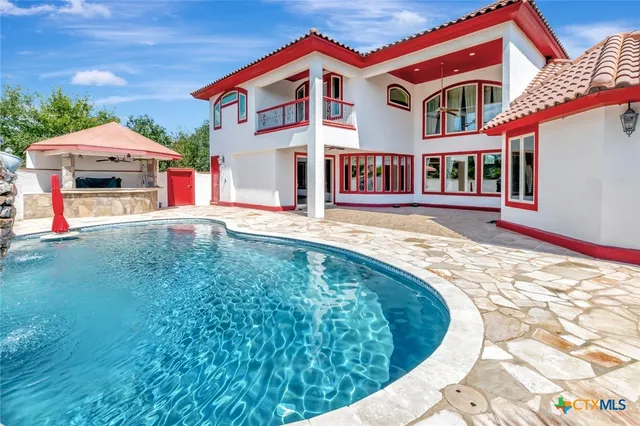 a view of a backyard