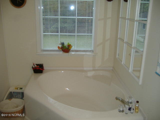 299 Anchor Road Beaufort, NC 28516 - Photo 13 of 16 Principal Bath-Garden Tub