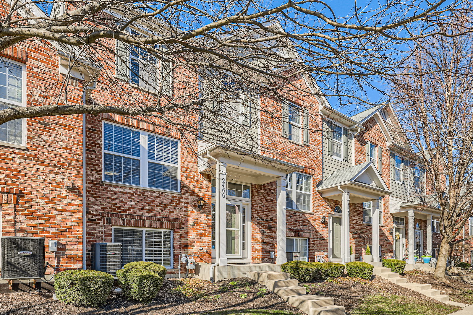 2466 Anna Way Elgin, IL 60124 - Photo 2 of 28