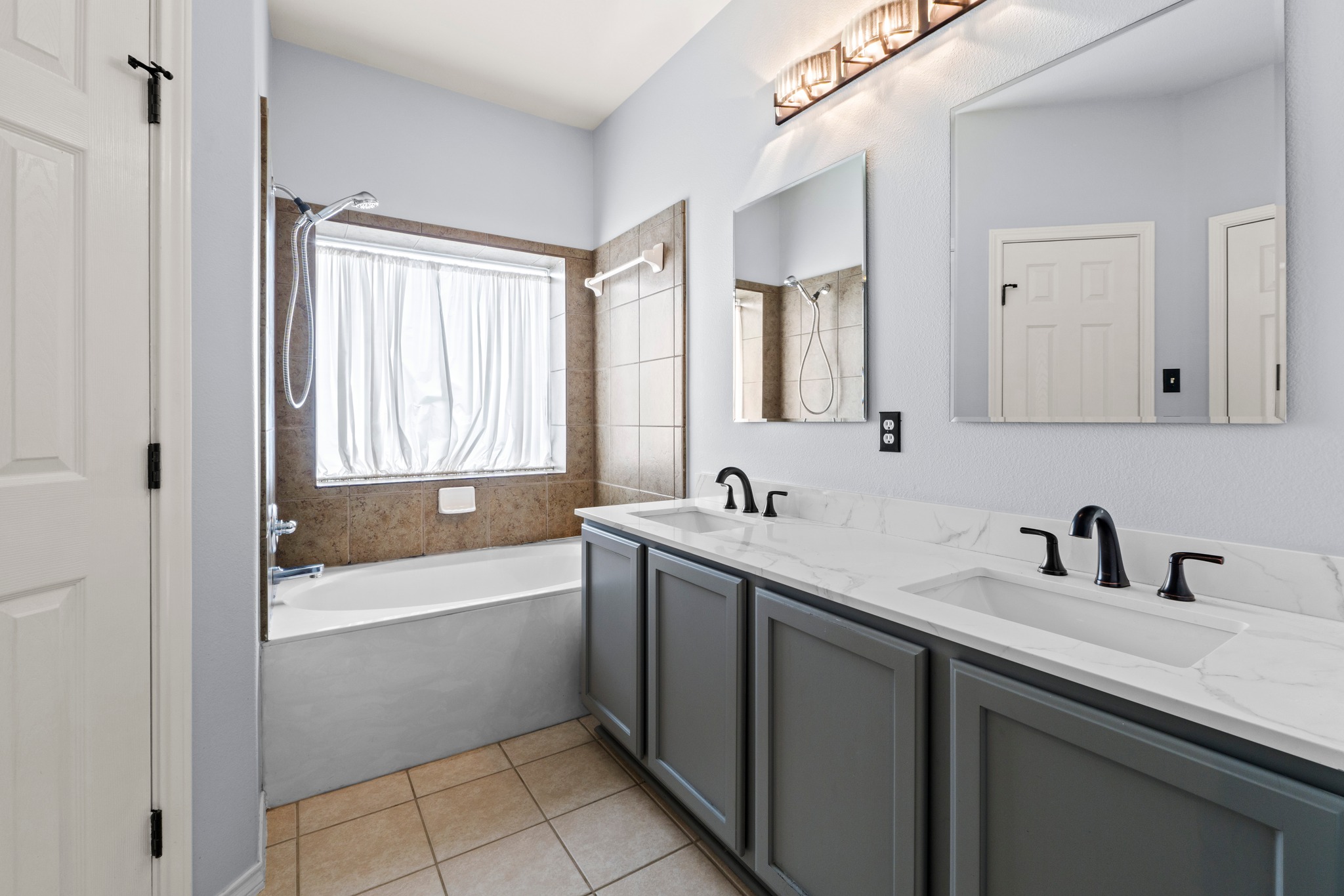 11820 Dunfries Lane Austin, TX 78754 - Photo 15 of 35 a bathroom with a sink a large mirror and a bathtub