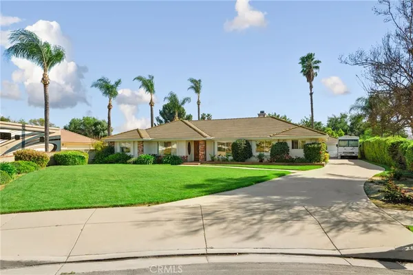 a view of a garden with a house