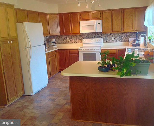 11412 Elmshorn Way Laurel, MD 20708 - Photo 12 of 30 Kitchen