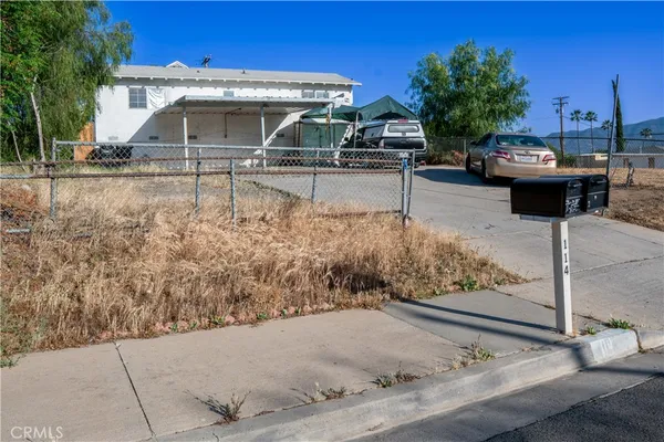 a view of a yard with table and chairs