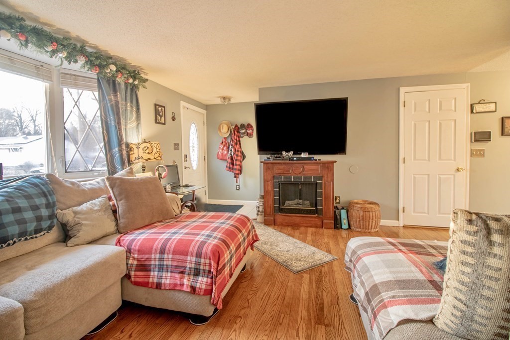 45 Wakefield Street Springfield, MA 01151 - Photo 3 of 24 Gallery Image 3
