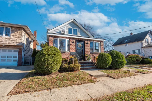$869,999 | 155 McKee Street, Floral Park, NY 11001