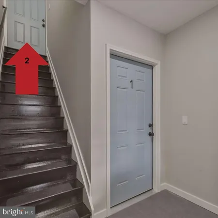 a view of entryway with a workspace