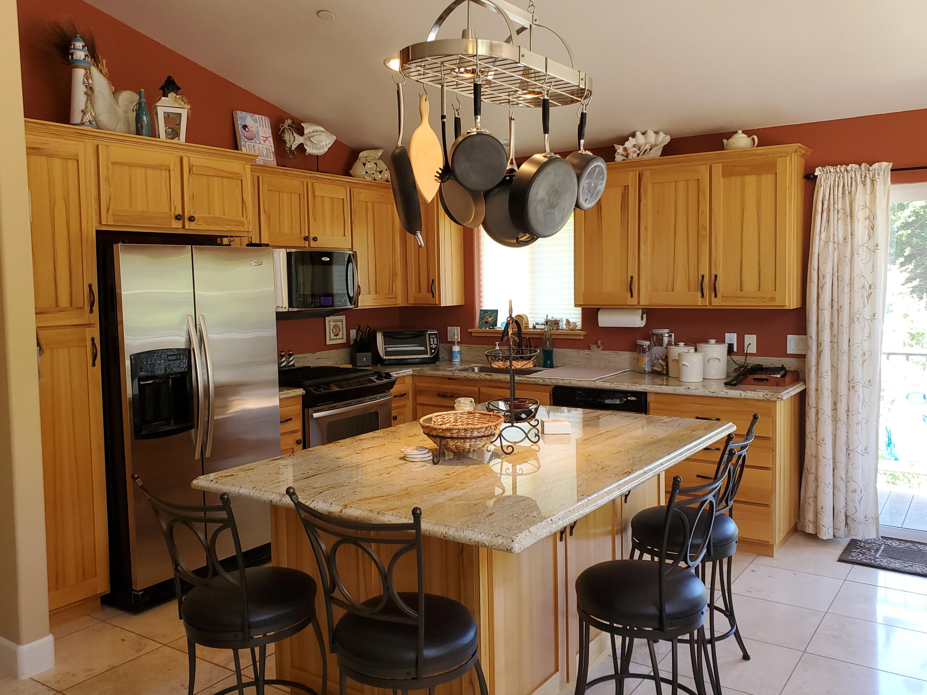 140 Beach Road Whitethorn, CA 95589 - Photo 4 of 37