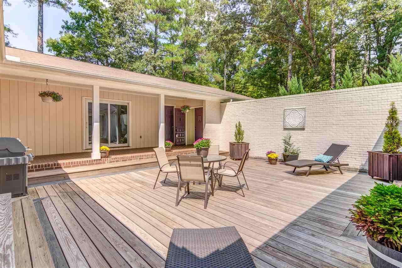 enclosed courtyard deck