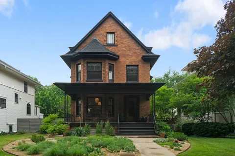 $1,500,000 | 321 North Elmwood Avenue, Oak Park, IL 60302