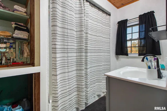 $149,900 | 104 East Locust Street, Galatia, IL 62935