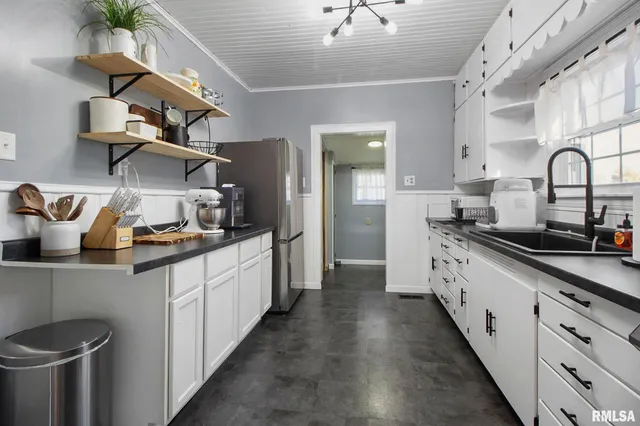 $149,900 | 104 East Locust Street, Galatia, IL 62935