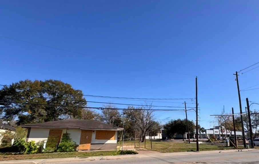 206 Collins Road Richmond, TX 77469 - Photo 2 of 3 a view of a city