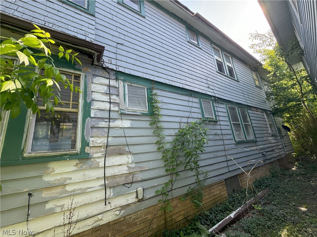 971 Helmsdale Road Cleveland Heights, OH 44112 - Photo 18 of 19 View of side of property