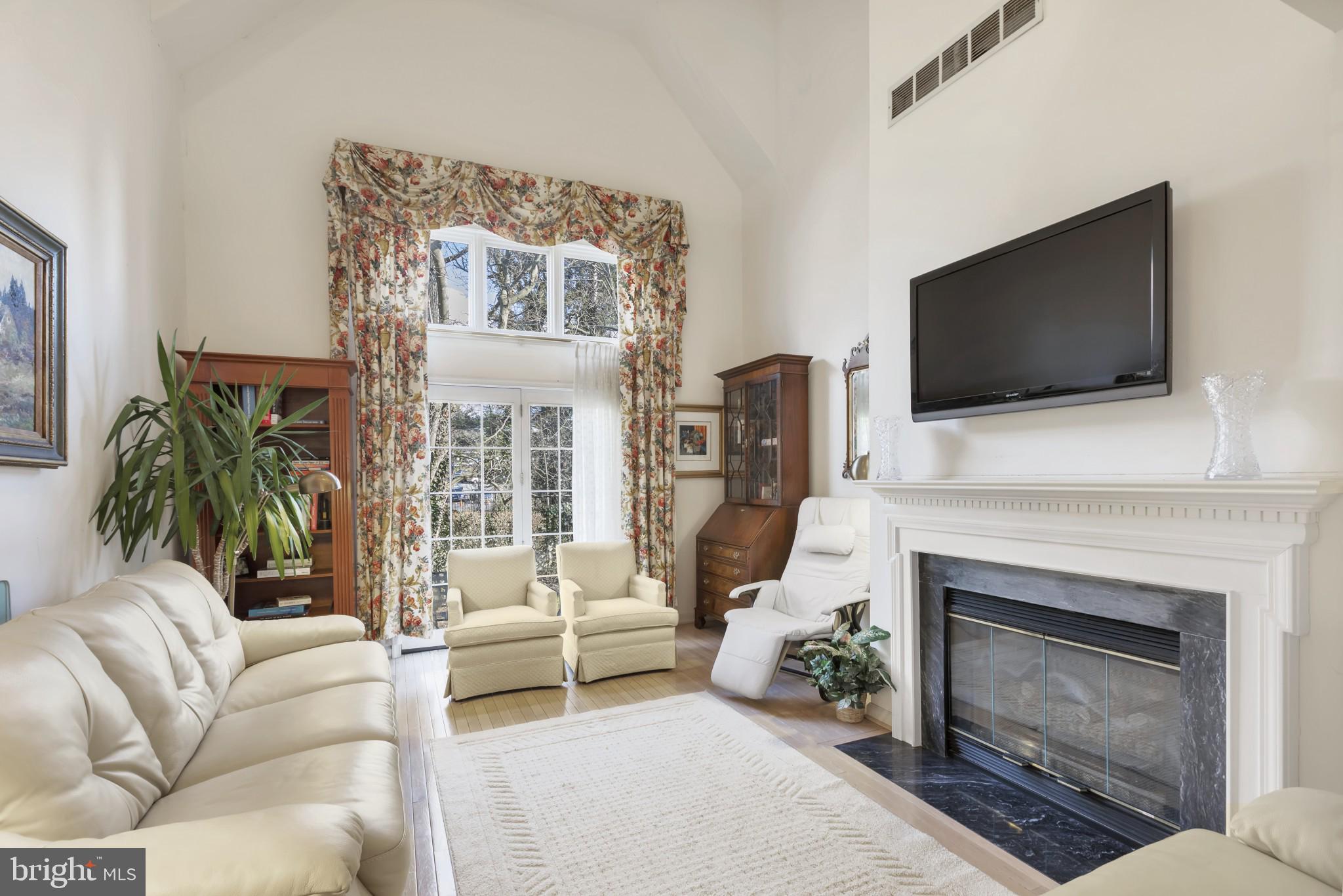 10 Clwyd Road Bala Cynwyd, PA 19004 - Photo 9 of 26 LIVING ROOM