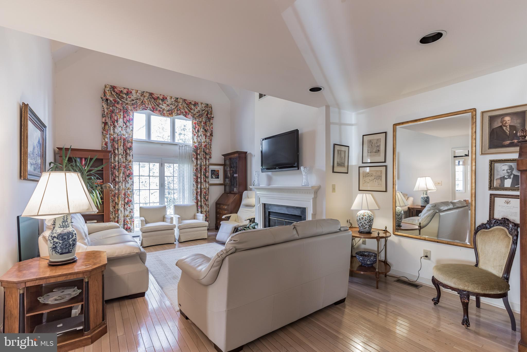 10 Clwyd Road Bala Cynwyd, PA 19004 - Photo 10 of 26 LIVING ROOM