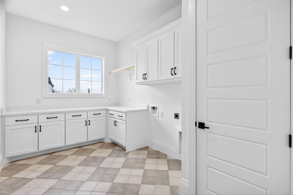 7798 Barber Rnch Road Fort Worth, TX 76126 - Photo 15 of 40 a room with white cabinets and window