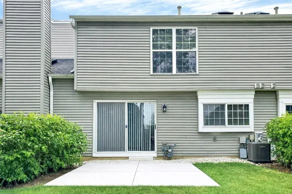 $274,900 | 49 Carey Lane, Streamwood, IL 60107