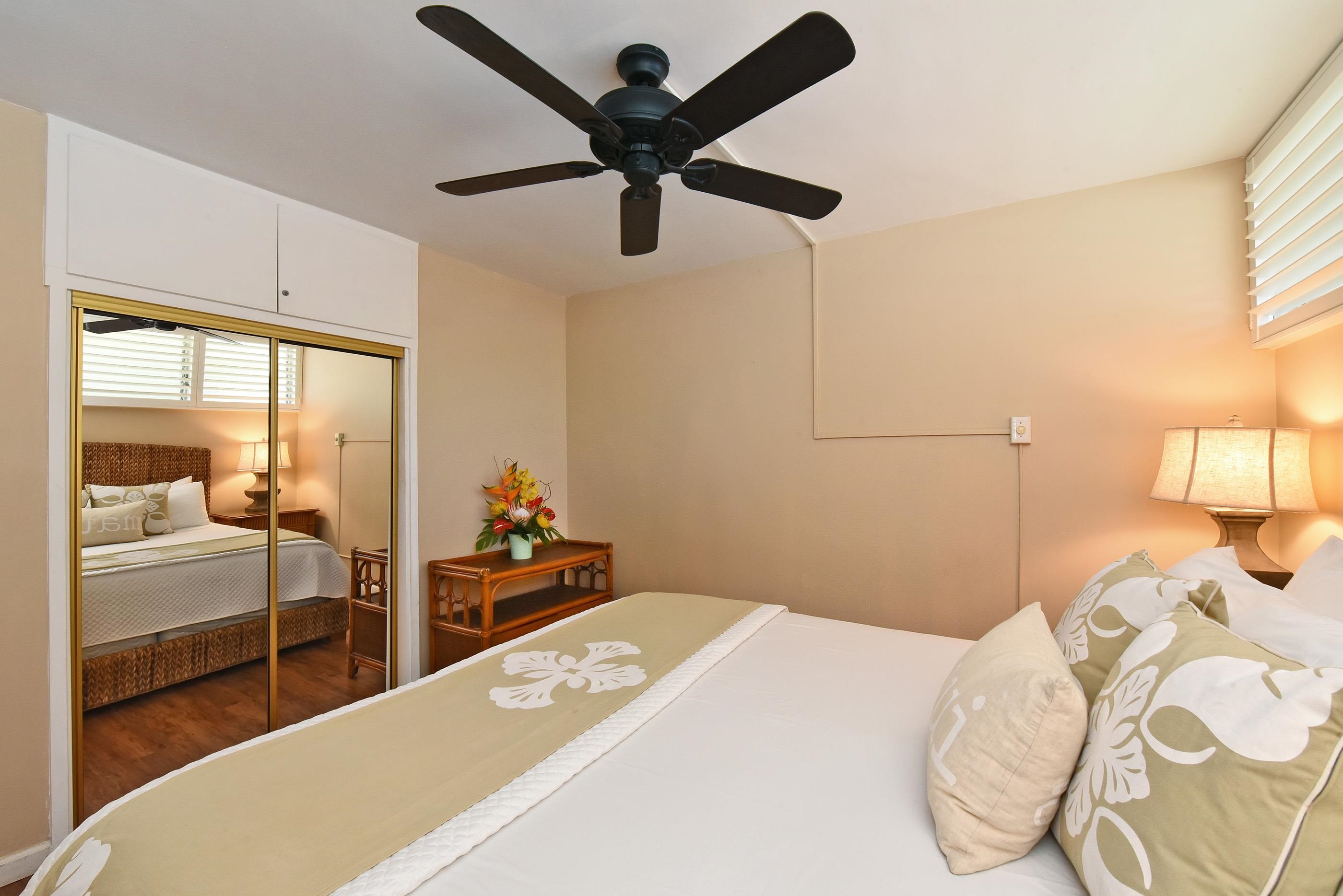 5315 Lower Honoapiilani Road, Unit F147 Lahaina, HI 96761 - Photo 23 of 41 a bedroom with a bed and a large mirror