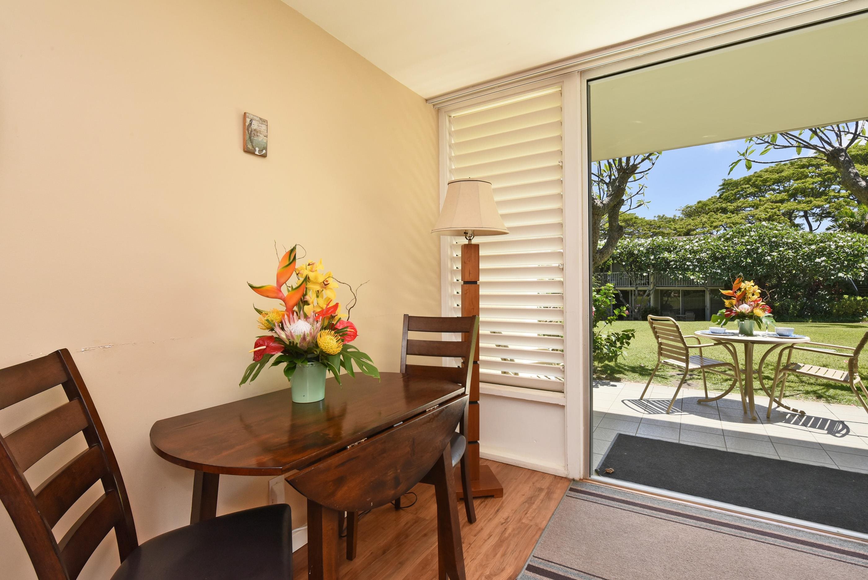 5315 Lower Honoapiilani Road, Unit F147 Lahaina, HI 96761 - Photo 10 of 41 a dining room with furniture and a potted plant