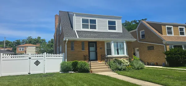 $2,400 | 7546 West Cleveland Street, Unit 2, Niles, IL 60714