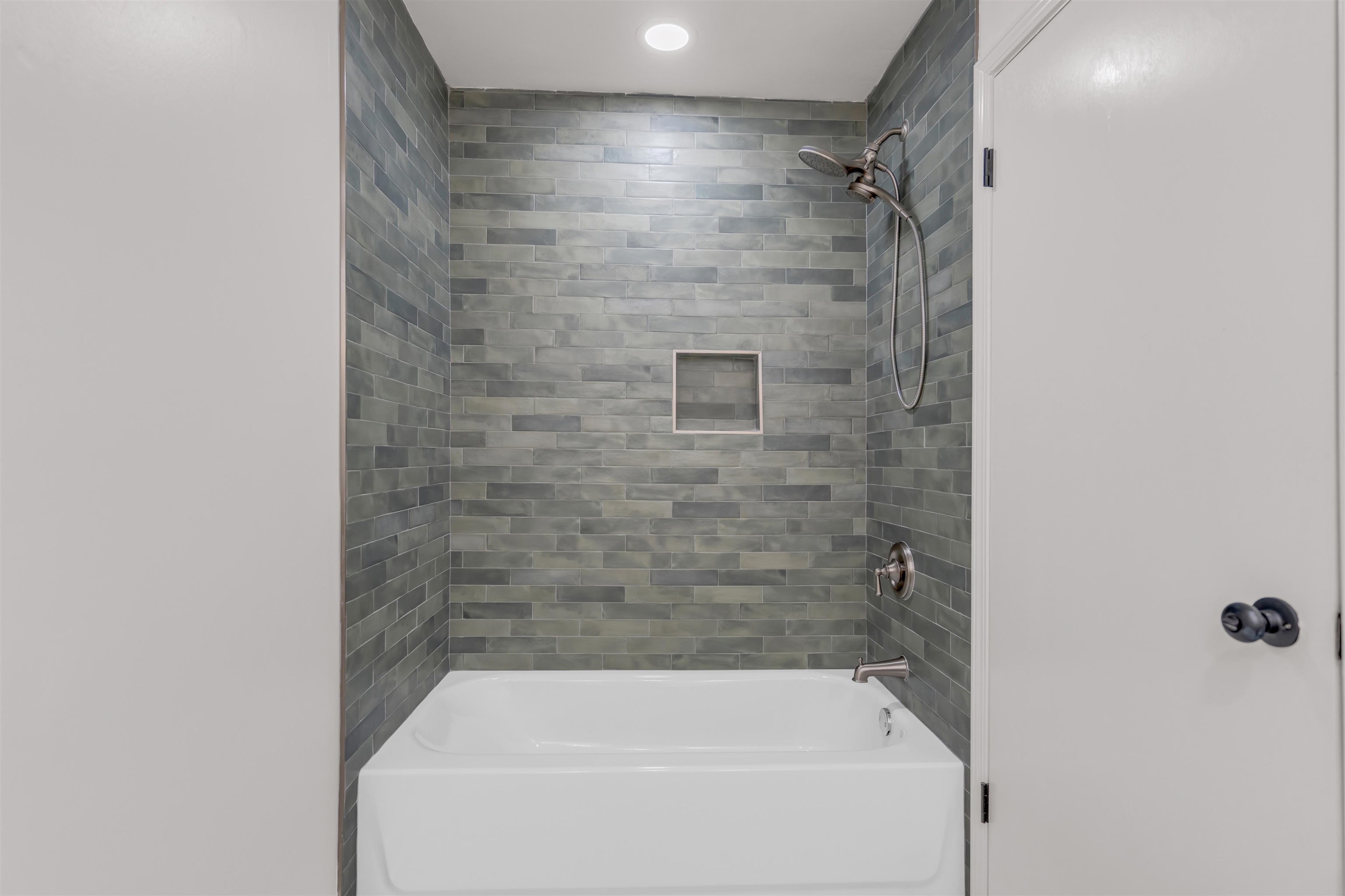 815 Fisherville Road Collierville, TN 38017 - Photo 20 of 40 a bathroom with a bathtub