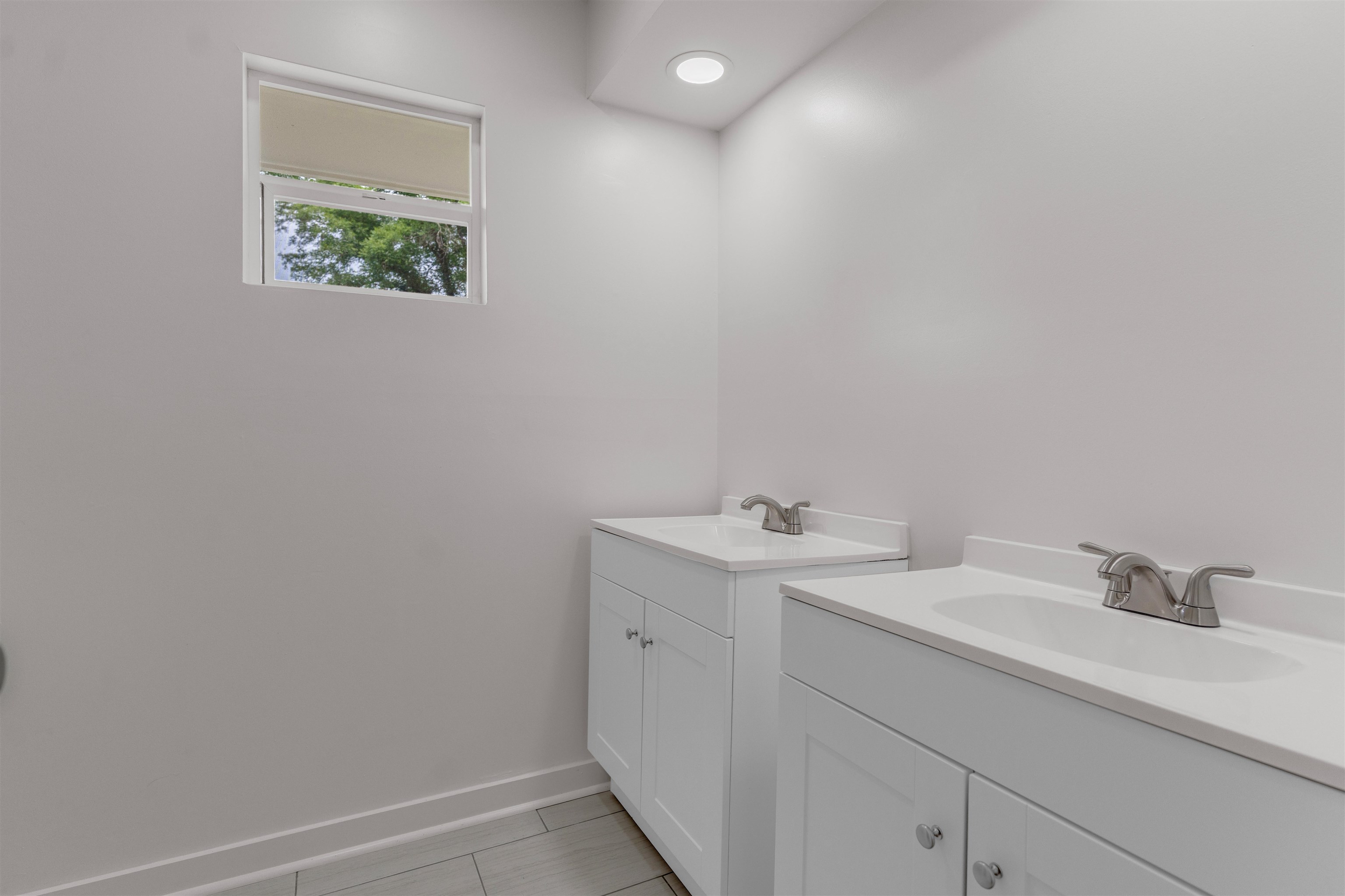 815 Fisherville Road Collierville, TN 38017 - Photo 26 of 40 a bathroom with a sink and a mirror