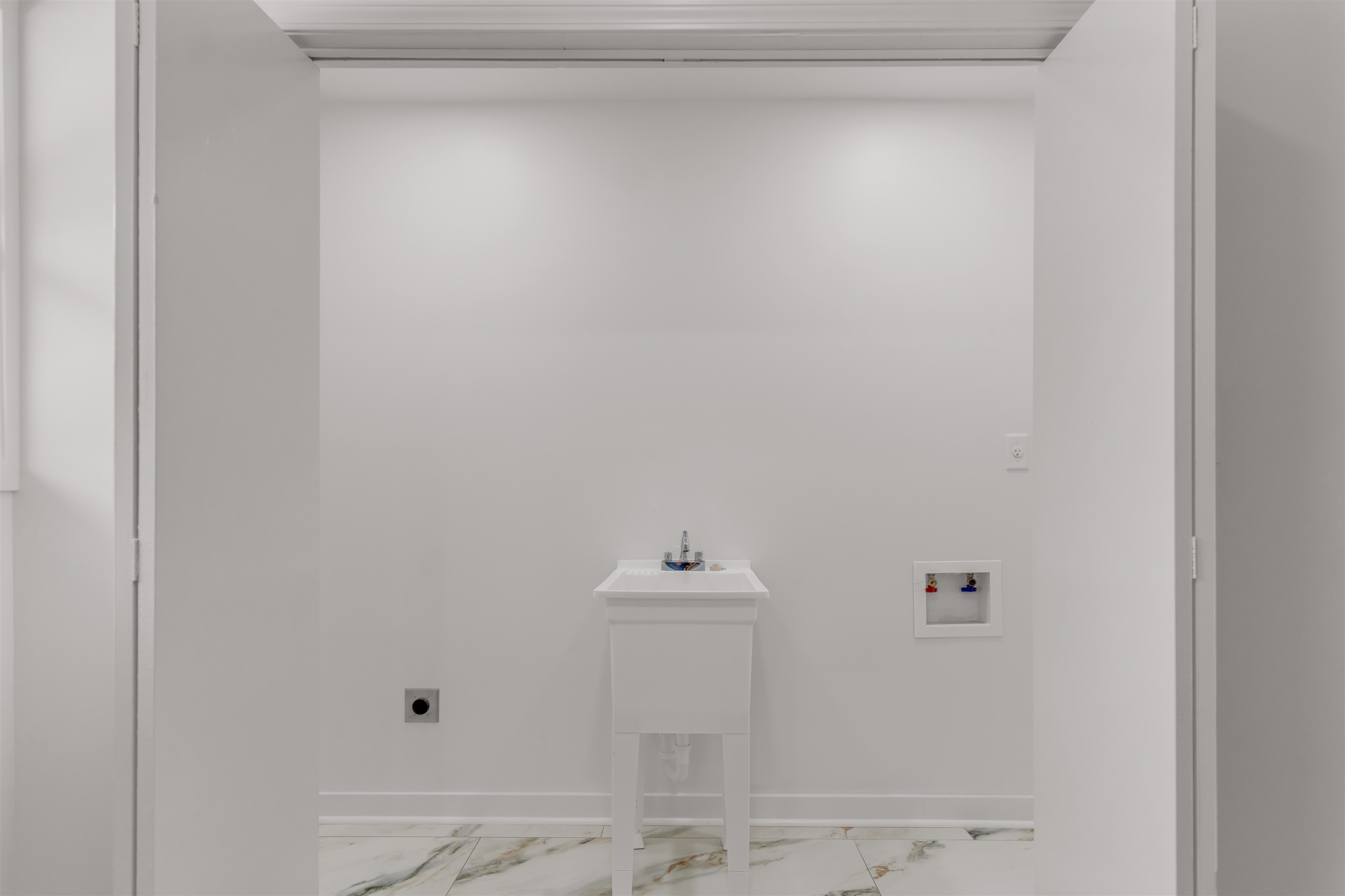 815 Fisherville Road Collierville, TN 38017 - Photo 30 of 40 a bathroom with a sink