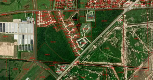 a view of a house with yard