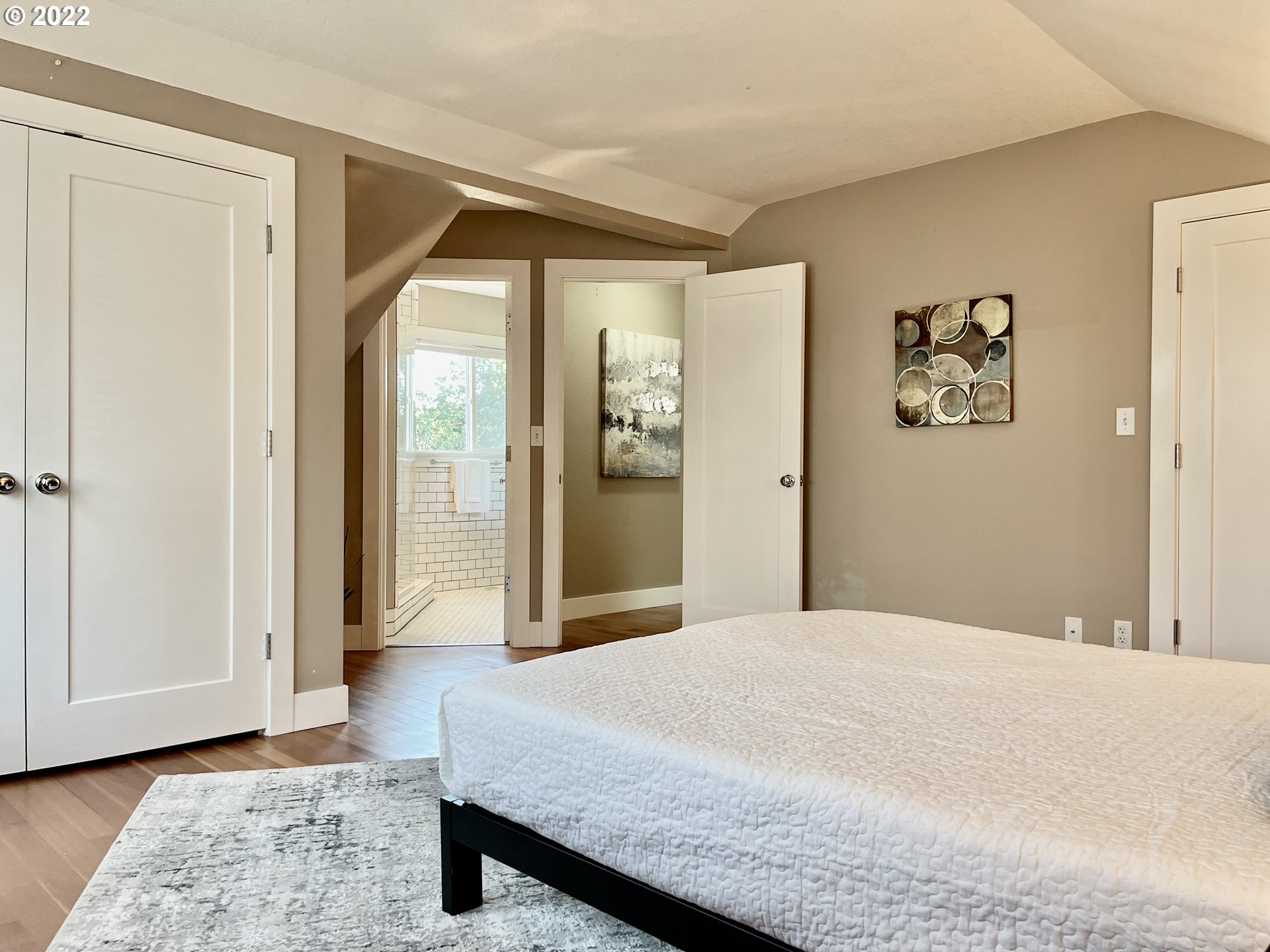 7136 North Chase Avenue Portland, OR 97217 - Photo 14 of 26 a bedroom with a large bed and a window