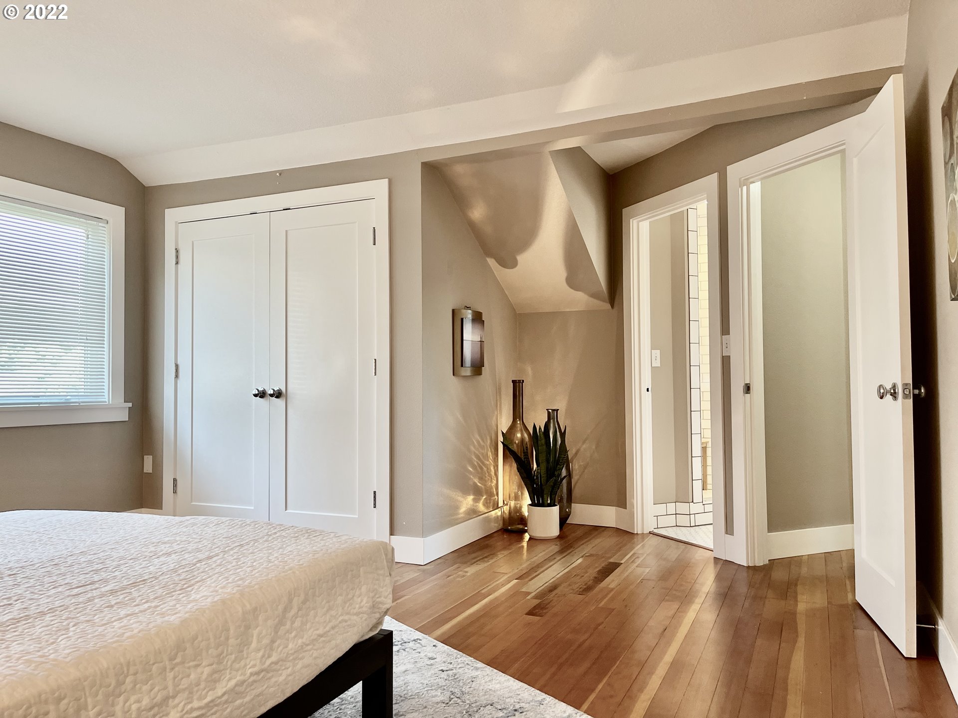 7136 North Chase Avenue Portland, OR 97217 - Photo 15 of 26 a view of a livingroom with wooden floor and a bathroom